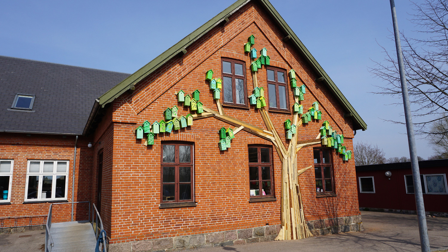 精心打造的"鳥"別墅！以回收木打造3,500個彩色木屋