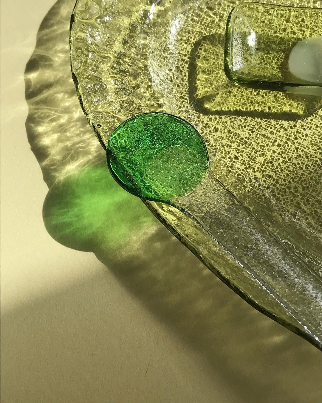 透亮夢幻玻璃食器!日本藝術家池谷三奈美的清透感玻璃器皿創作