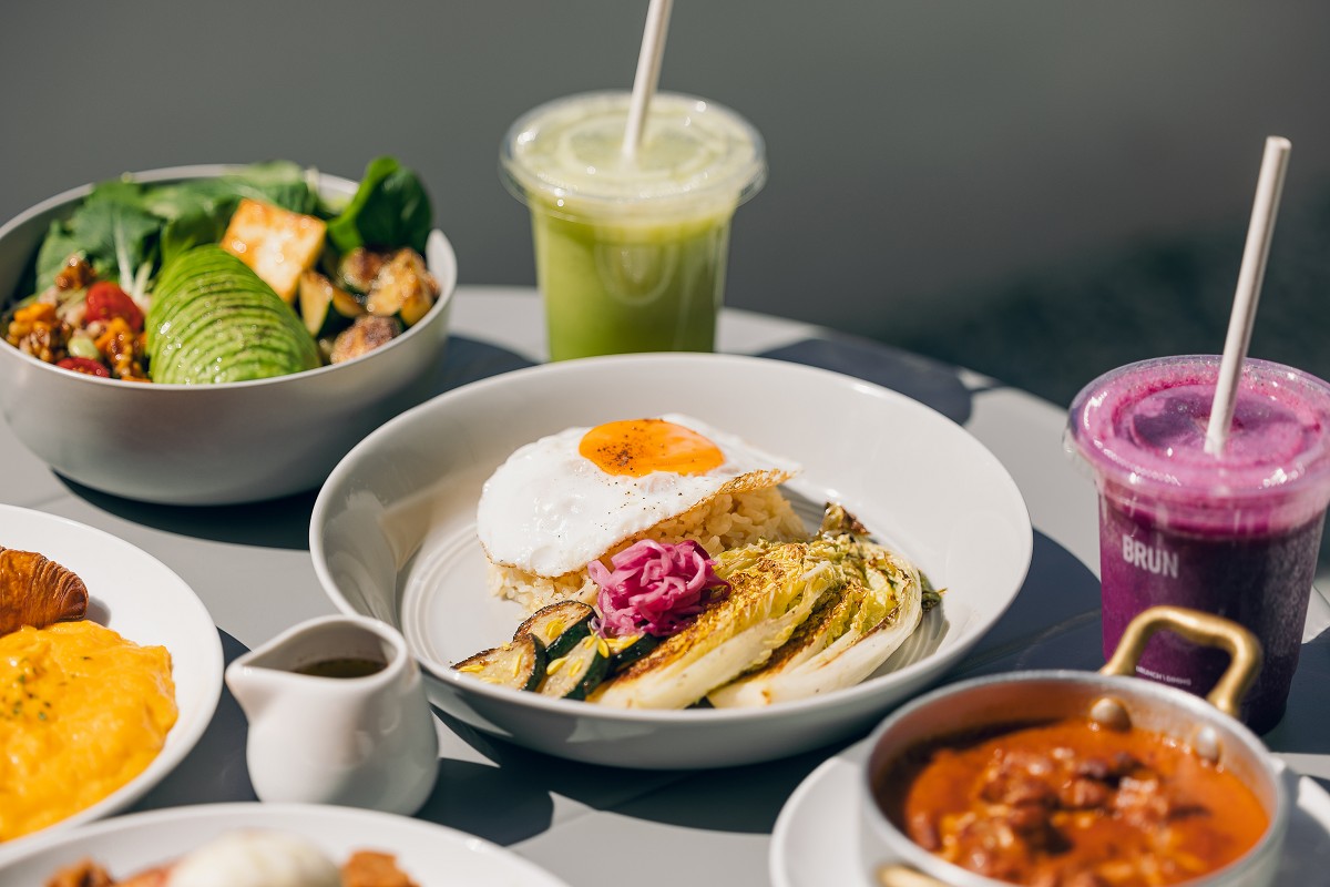 台北特色早午餐「BRUN不然 信義店」!通透綠意空間感受鬧中取靜美食氛圍