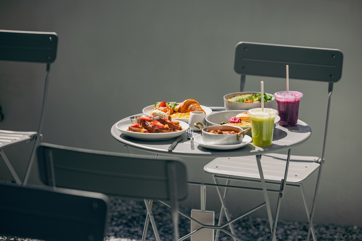 台北特色早午餐「BRUN不然 信義店」!通透綠意空間感受鬧中取靜美食氛圍