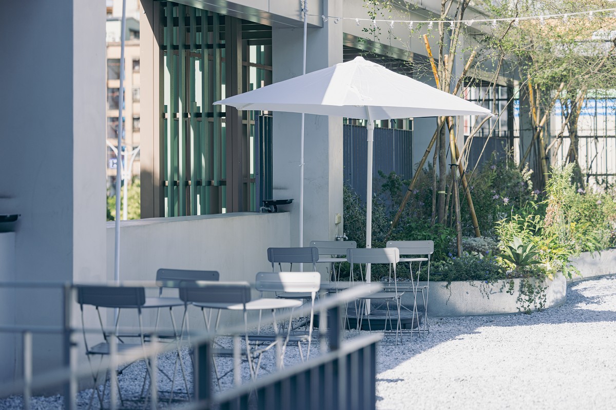 台北特色早午餐「BRUN不然 信義店」!通透綠意空間感受鬧中取靜美食氛圍