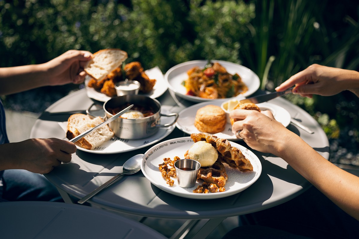 台北特色早午餐「BRUN不然 信義店」!通透綠意空間感受鬧中取靜美食氛圍