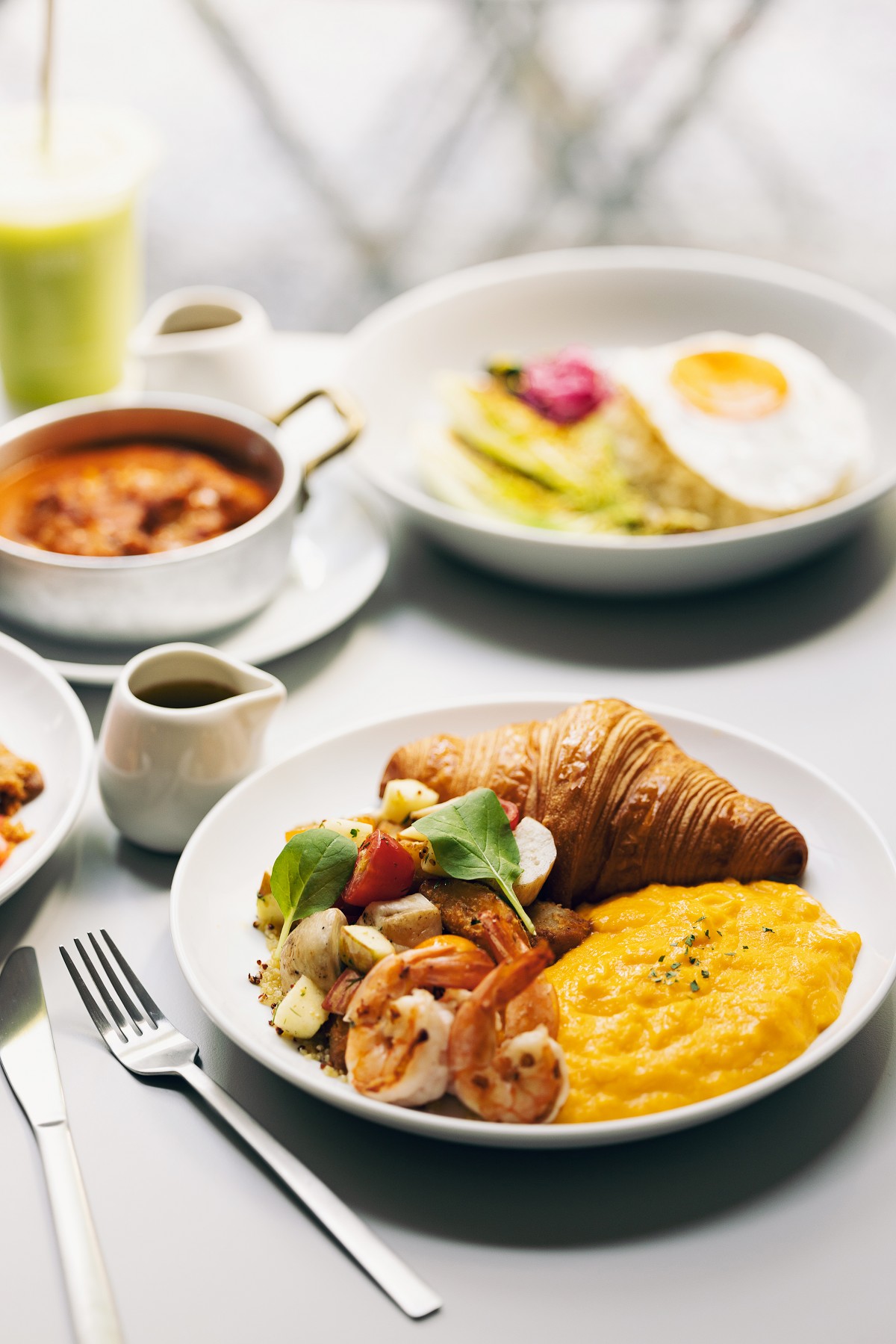 台北特色早午餐「BRUN不然 信義店」!通透綠意空間感受鬧中取靜美食氛圍