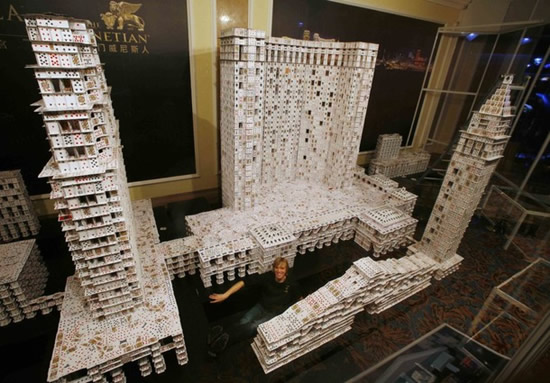 鬼斧神工：變化萬千的撲克牌建築
