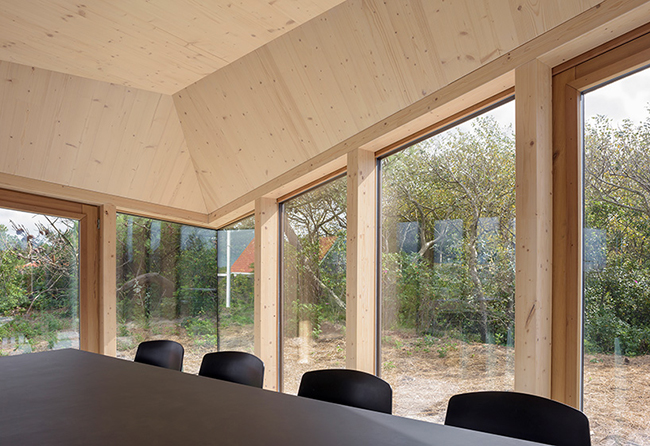 因地制宜！荷蘭弗里蘭島以特殊房型，應對沙丘地貌與強風