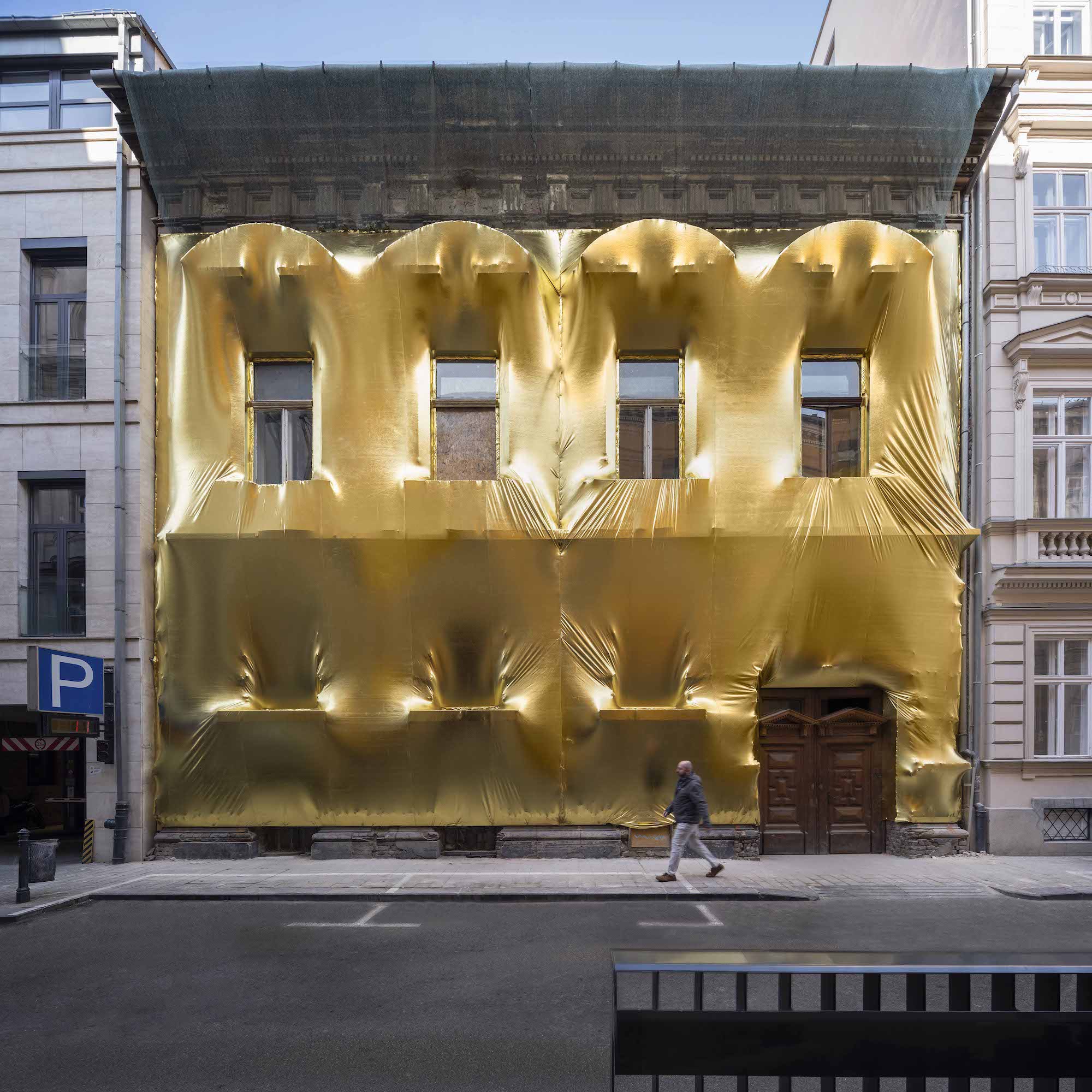 匈牙利19世紀老建築翻新拉皮！金色布料閃耀包裹四座古蹟宮殿建築