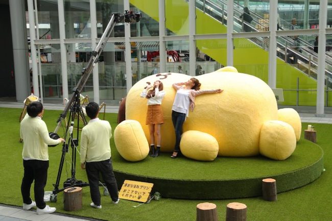 東京「布丁狗午休公園」企劃10月開跑囉，來公園跟巨型布丁狗一起睡午覺吧！