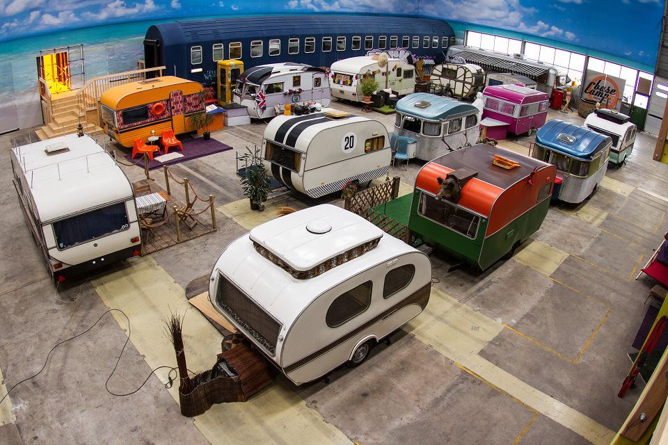繽紛歡樂彩色休旅車旅社，滿足童年全家出遊的回憶