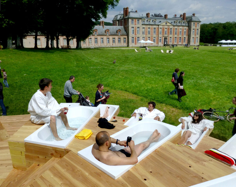 躺在浴缸裡曬太陽，享受真正的太陽"浴"