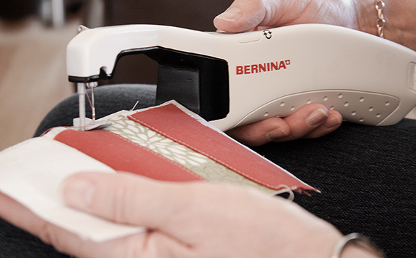 【概念】超輕便手持式縫紉機 Bernina