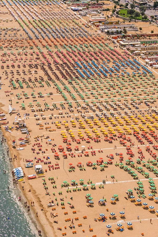 活潑繽紛又井然有序的海灘空拍照