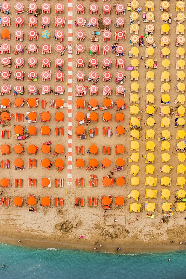 活潑繽紛又井然有序的海灘空拍照
