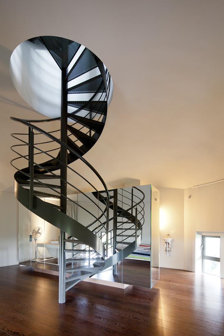 比利時老舊水塔改造成的現代透天厝