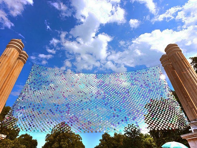 六千片廢棄光碟拼成的虹彩反光簾