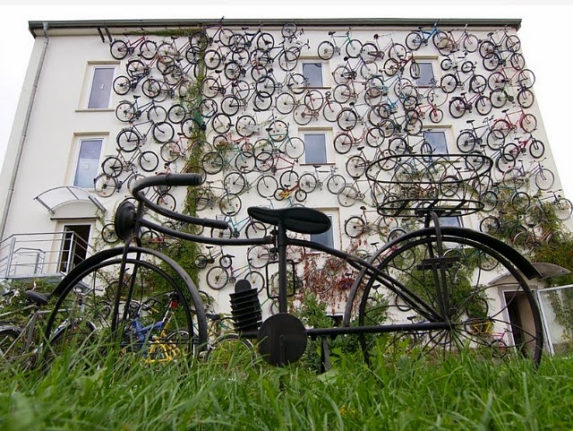 這招玩很大！直接把腳踏車掛在外牆的單車店