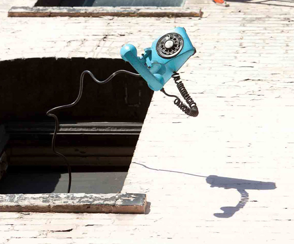 出售中：架設已 17 年的裝置藝術「DEFENESTRATION」