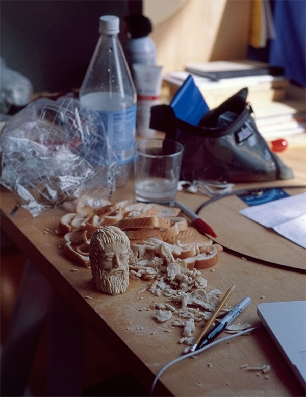 玩食物也可以玩出藝術：吐司捏捏雕塑人像