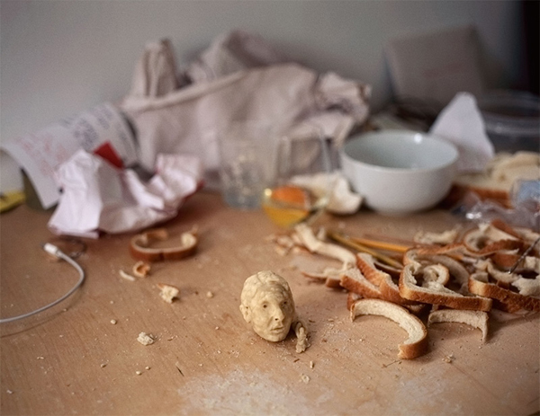 玩食物也可以玩出藝術：吐司捏捏雕塑人像