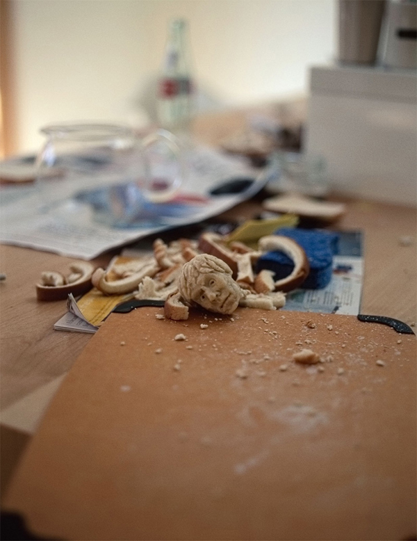 玩食物也可以玩出藝術：吐司捏捏雕塑人像