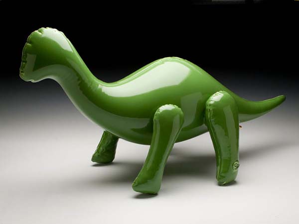 虛與實、輕與重難以分辨的充氣玩偶陶瓷雕塑