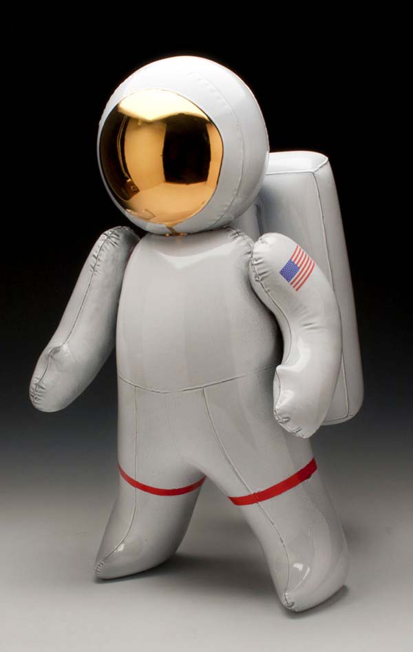 虛與實、輕與重難以分辨的充氣玩偶陶瓷雕塑