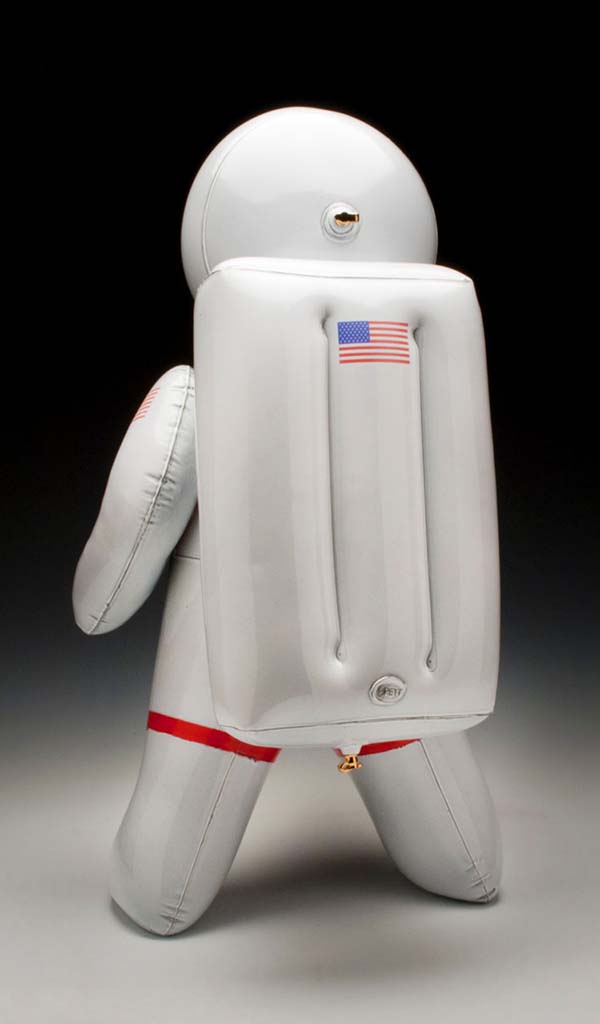 虛與實、輕與重難以分辨的充氣玩偶陶瓷雕塑