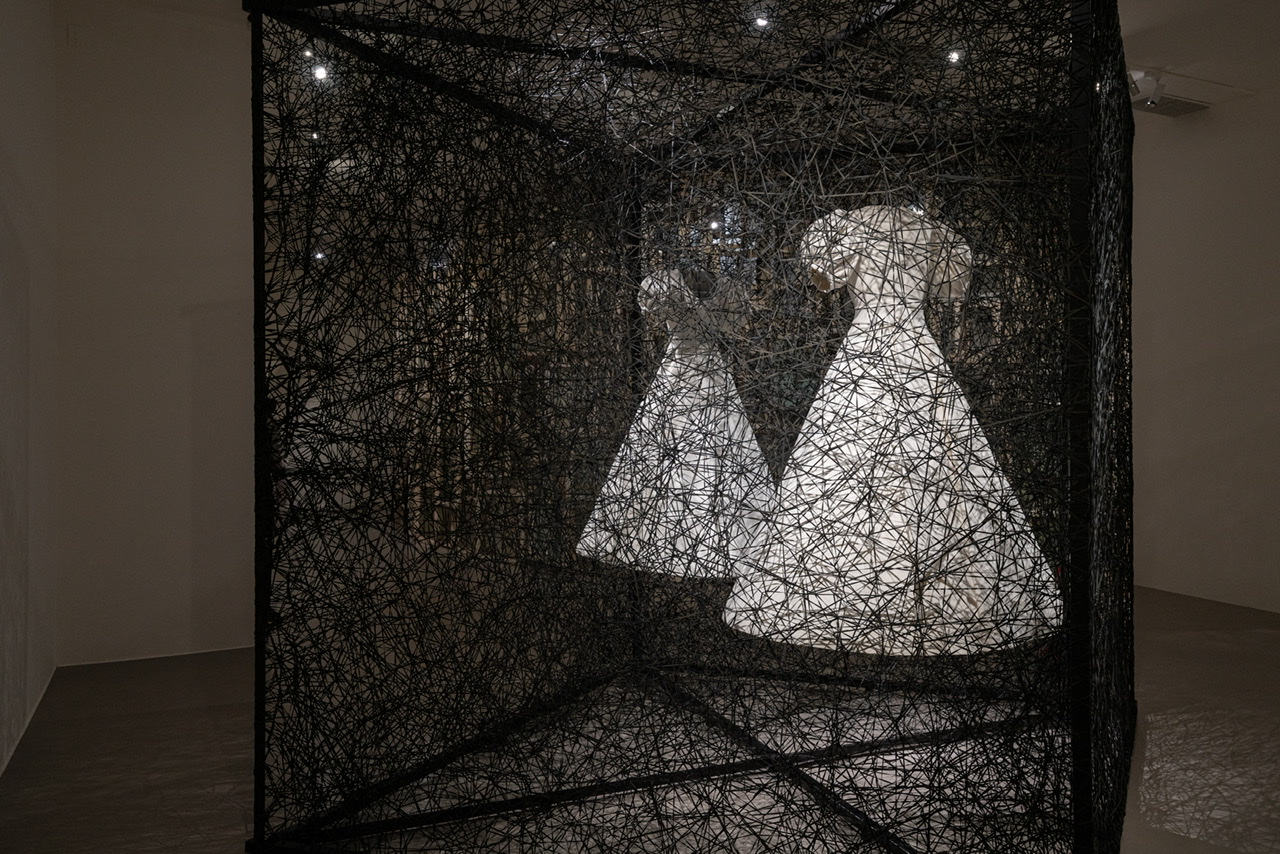 塩田千春《顫動的靈魂》北美館展覽亮點！集結黑紅織網裝置、繪畫等25年生涯創作