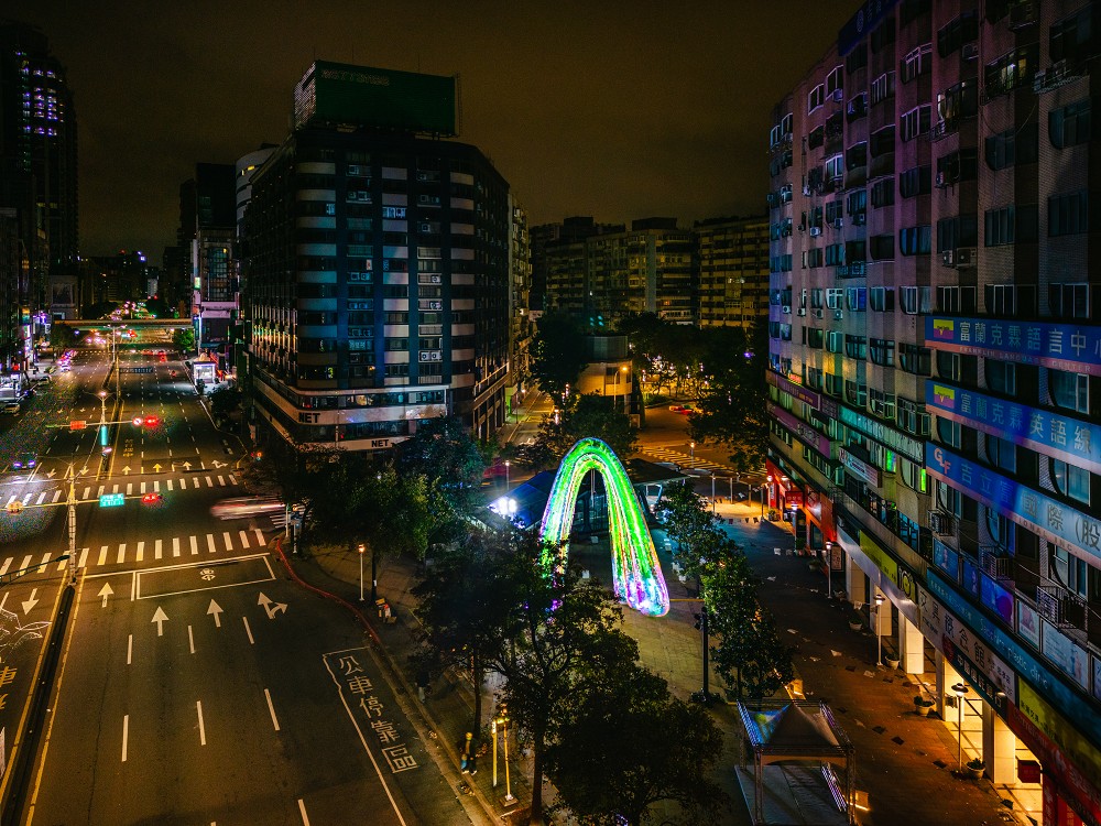 2023台灣燈會「光展區」亮點！兔子洞、光兔、彩虹教堂等16組作品點亮台北東區