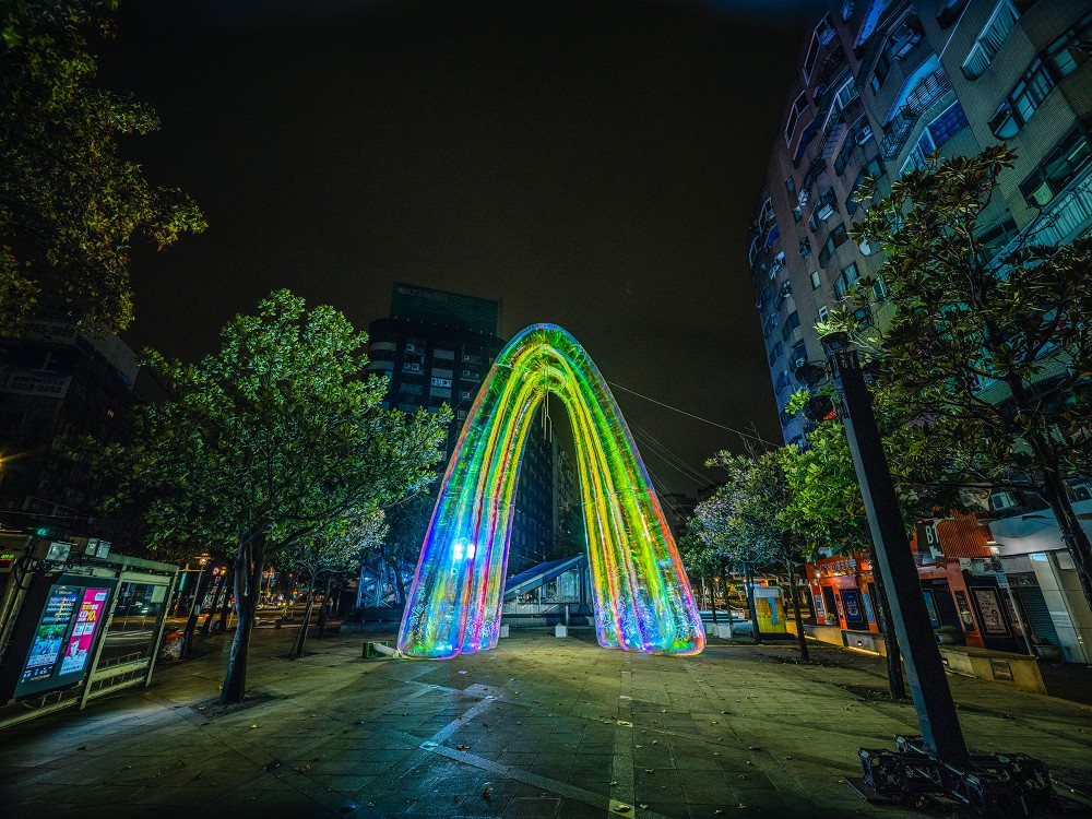 2023台灣燈會「光展區」亮點！兔子洞、光兔、彩虹教堂等16組作品點亮台北東區