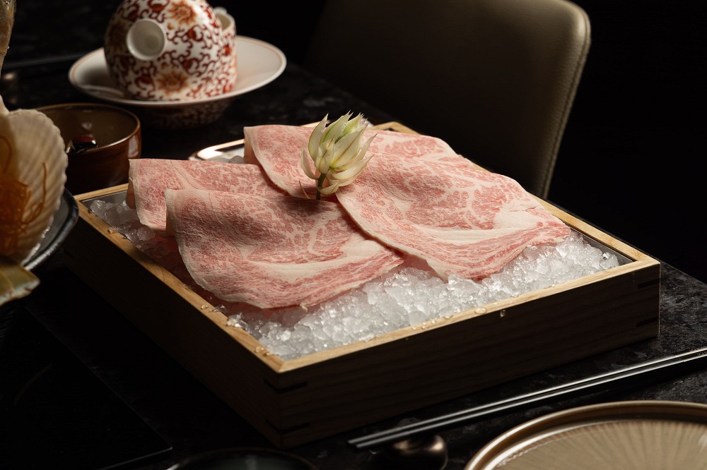 大直NOKE「明粵」粵式火鍋 !隈研吾以岩岸海蝕洞意象打造餐飲空間