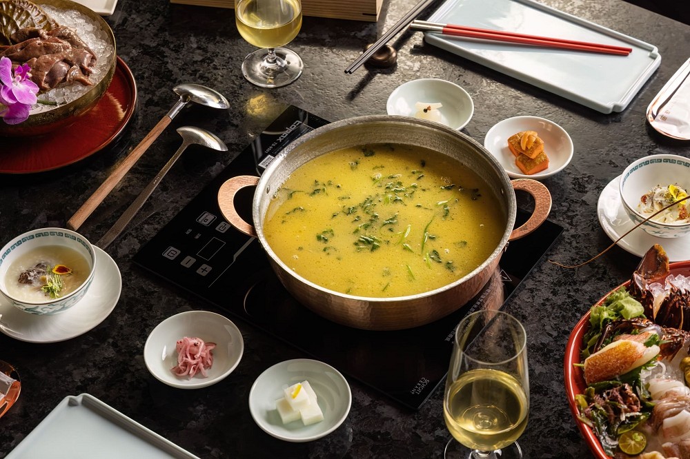 大直NOKE「明粵」粵式火鍋 !隈研吾以岩岸海蝕洞意象打造餐飲空間