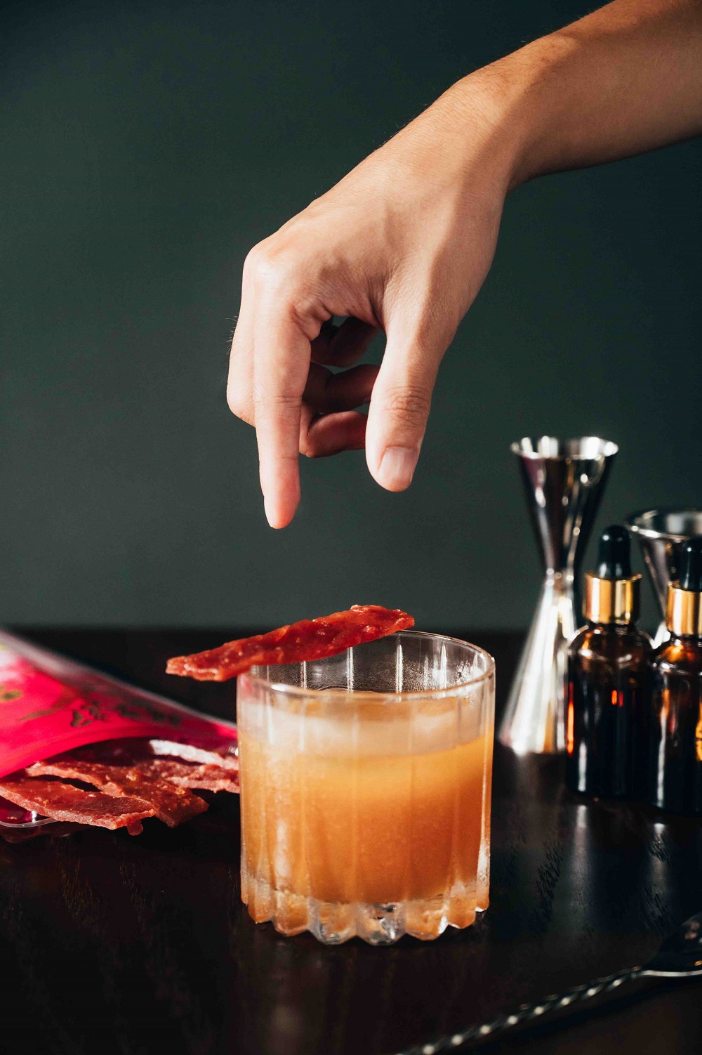 台北東區餐酒館「FINELINE」！以愛德華霍普《夜遊者》為靈感的風格餐酒空間