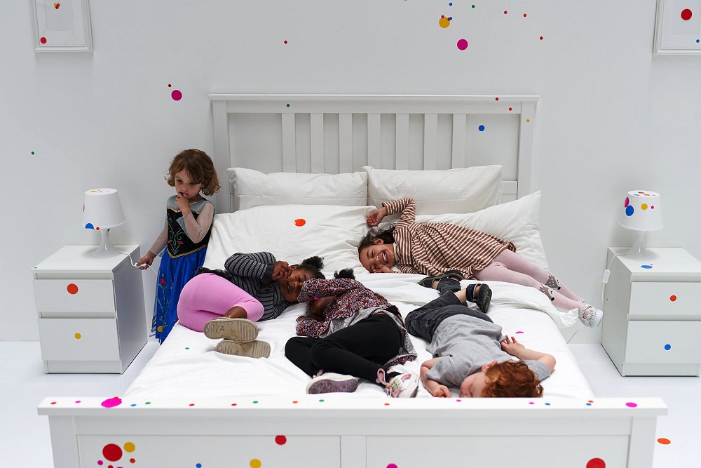 繽紛圓點隨你貼！英國泰特美術館重現草間彌生經典互動創作「The Obliteration Room」