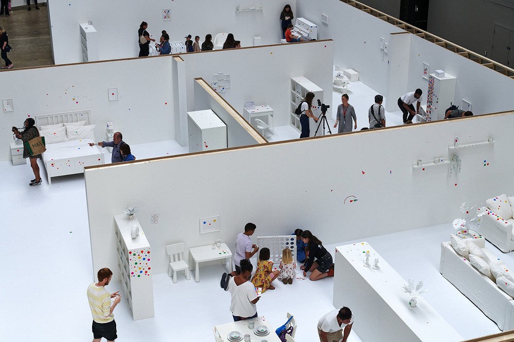 繽紛圓點隨你貼！英國泰特美術館重現草間彌生經典互動創作「The Obliteration Room」