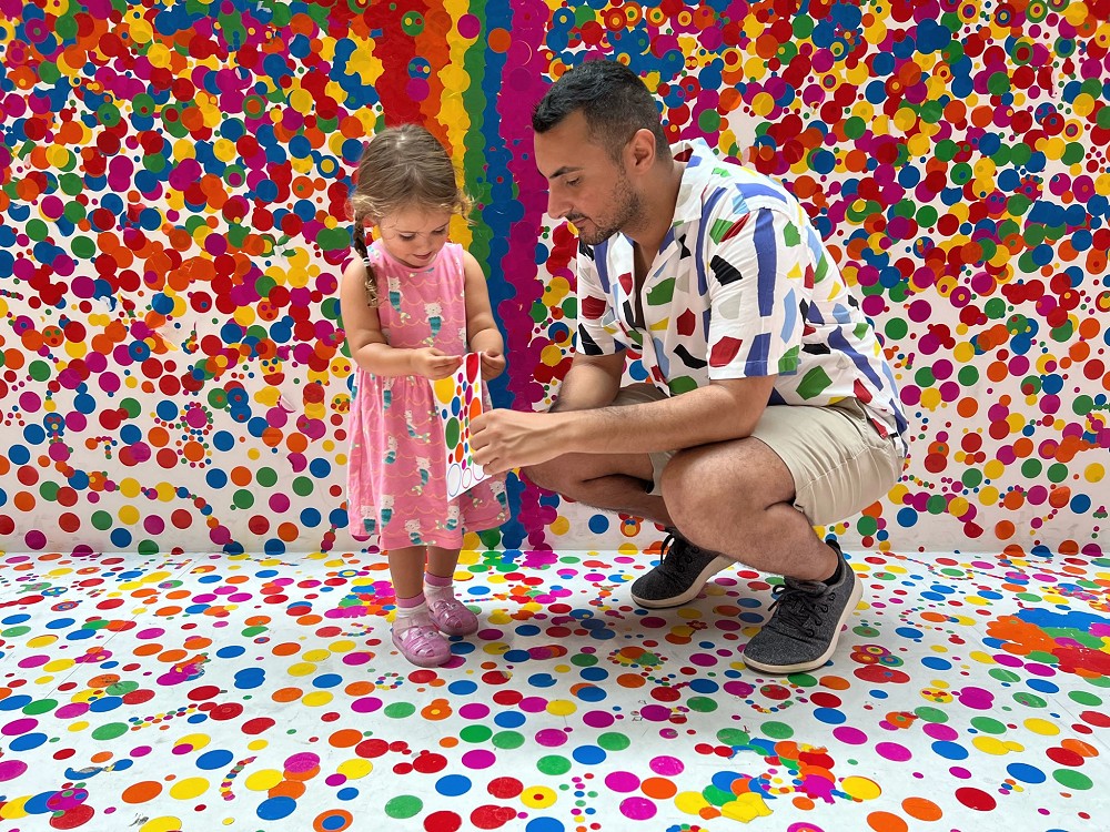 繽紛圓點隨你貼！英國泰特美術館重現草間彌生經典互動創作「The Obliteration Room」