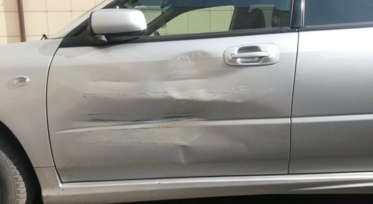 轉個念更開闊，撞凹的車門變成美麗手繪地圖