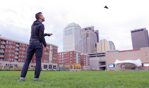 心動指數百分百！外型功能都強大的遙控飛機「Carbon Flyer」