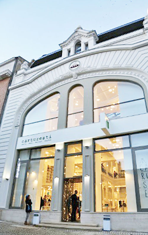 羅馬尼亞百年老屋華麗變身圖書館