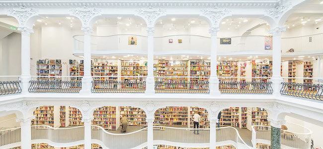 羅馬尼亞百年老屋華麗變身圖書館