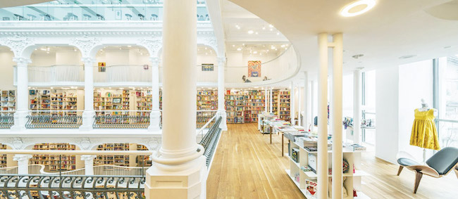 羅馬尼亞百年老屋華麗變身圖書館