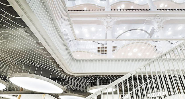 羅馬尼亞百年老屋華麗變身圖書館