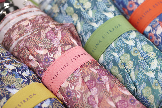 【生活玩物】豔陽下綻放西班牙的熱情花朵，Catalina Estrada for Ezpeleta 傘