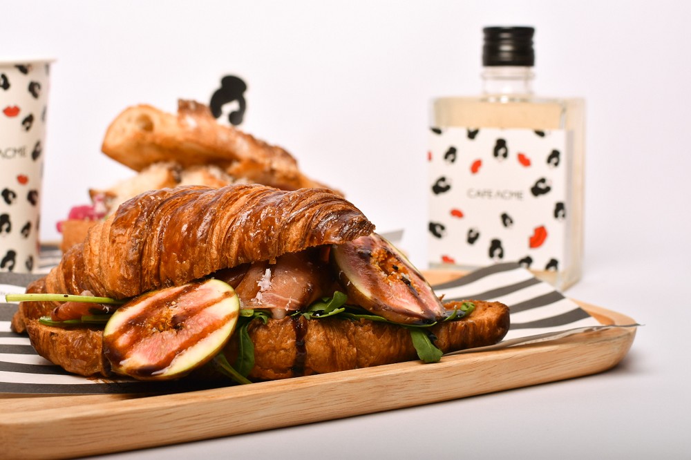 CAFE ACME X alice + olivia露天咖啡廳北美館登場！招牌墨鏡紅唇化身限定美食