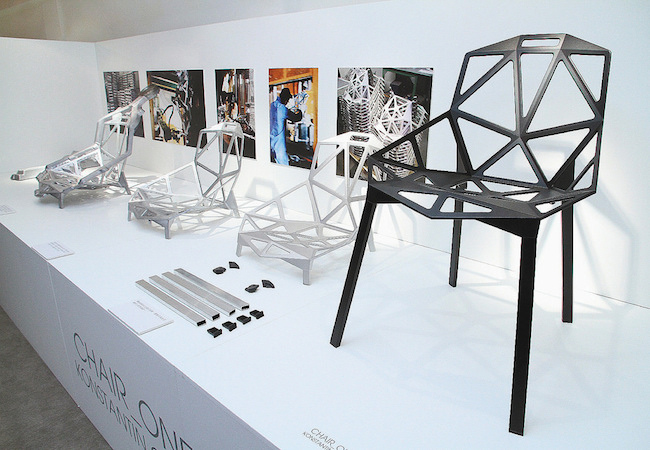 【一分鐘讀懂設計椅】你絕對看過這張被瘋狂山寨的經典椅《Chair One》，但你知道它的 3 個設計密碼嗎？