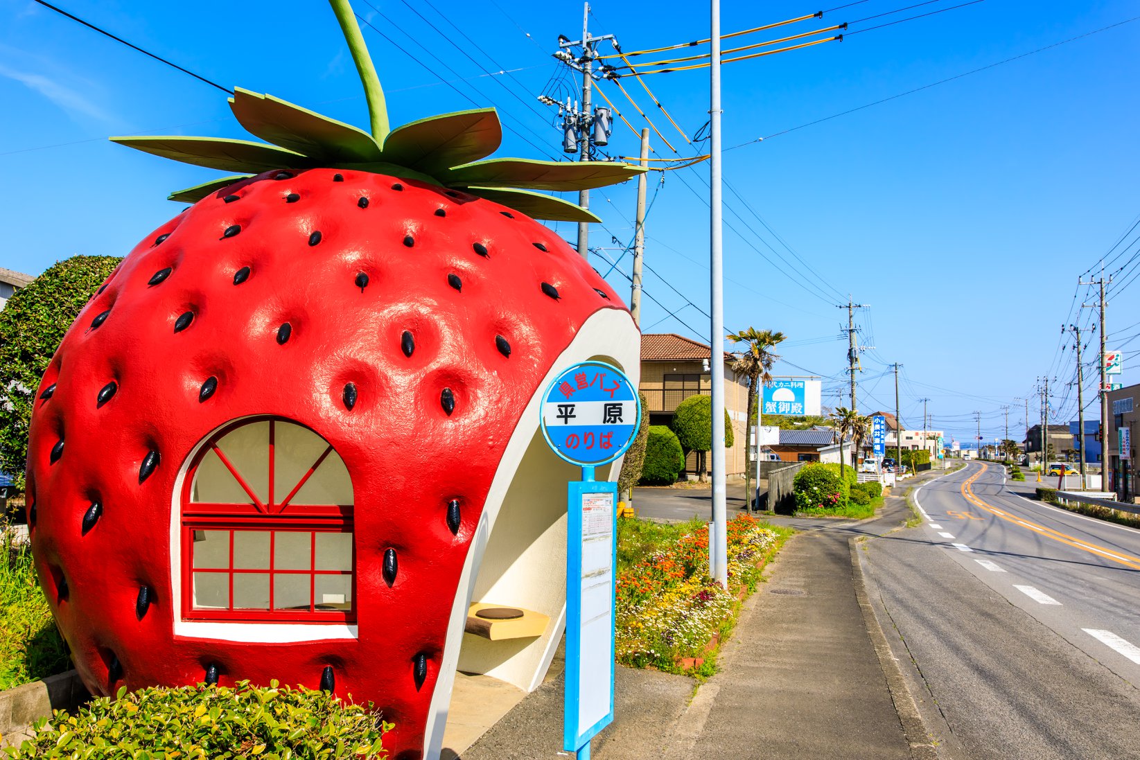 超萌哈密瓜、草莓車站！日本長崎「水果公車站」童話世界造型配蔚藍海景