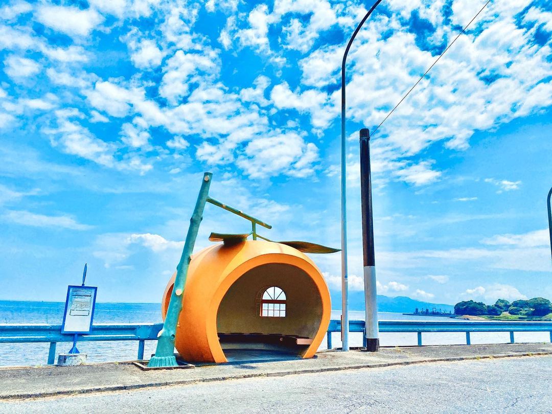超萌哈密瓜、草莓車站！日本長崎「水果公車站」童話世界造型配蔚藍海景