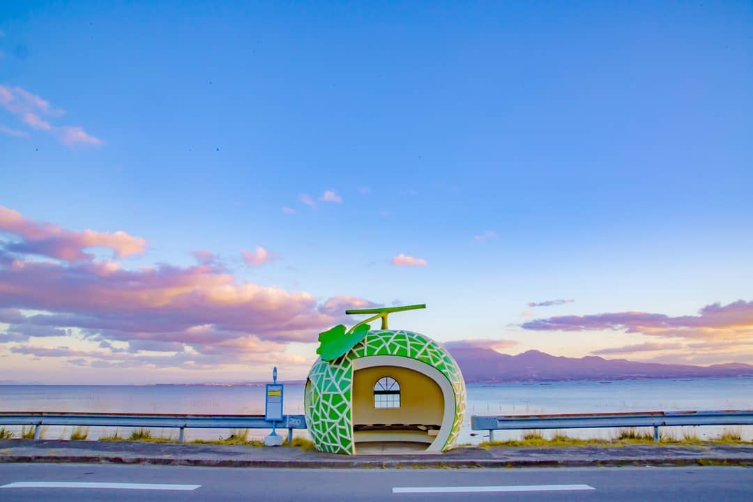 超萌哈密瓜、草莓車站！日本長崎「水果公車站」童話世界造型配蔚藍海景
