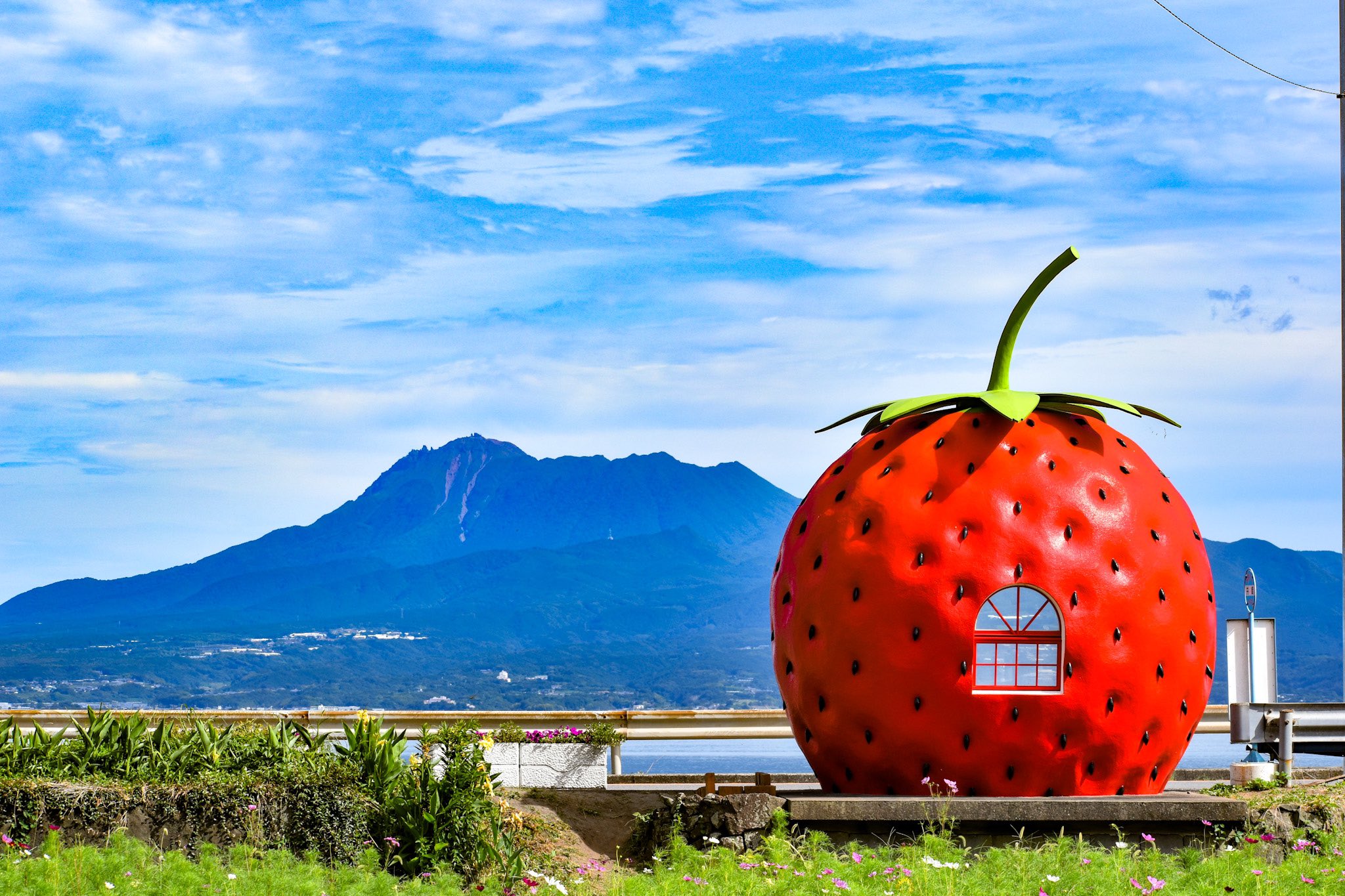 超萌哈密瓜、草莓車站！日本長崎「水果公車站」童話世界造型配蔚藍海景