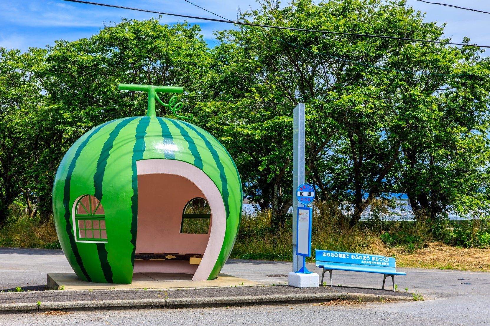 超萌哈密瓜、草莓車站！日本長崎「水果公車站」童話世界造型配蔚藍海景