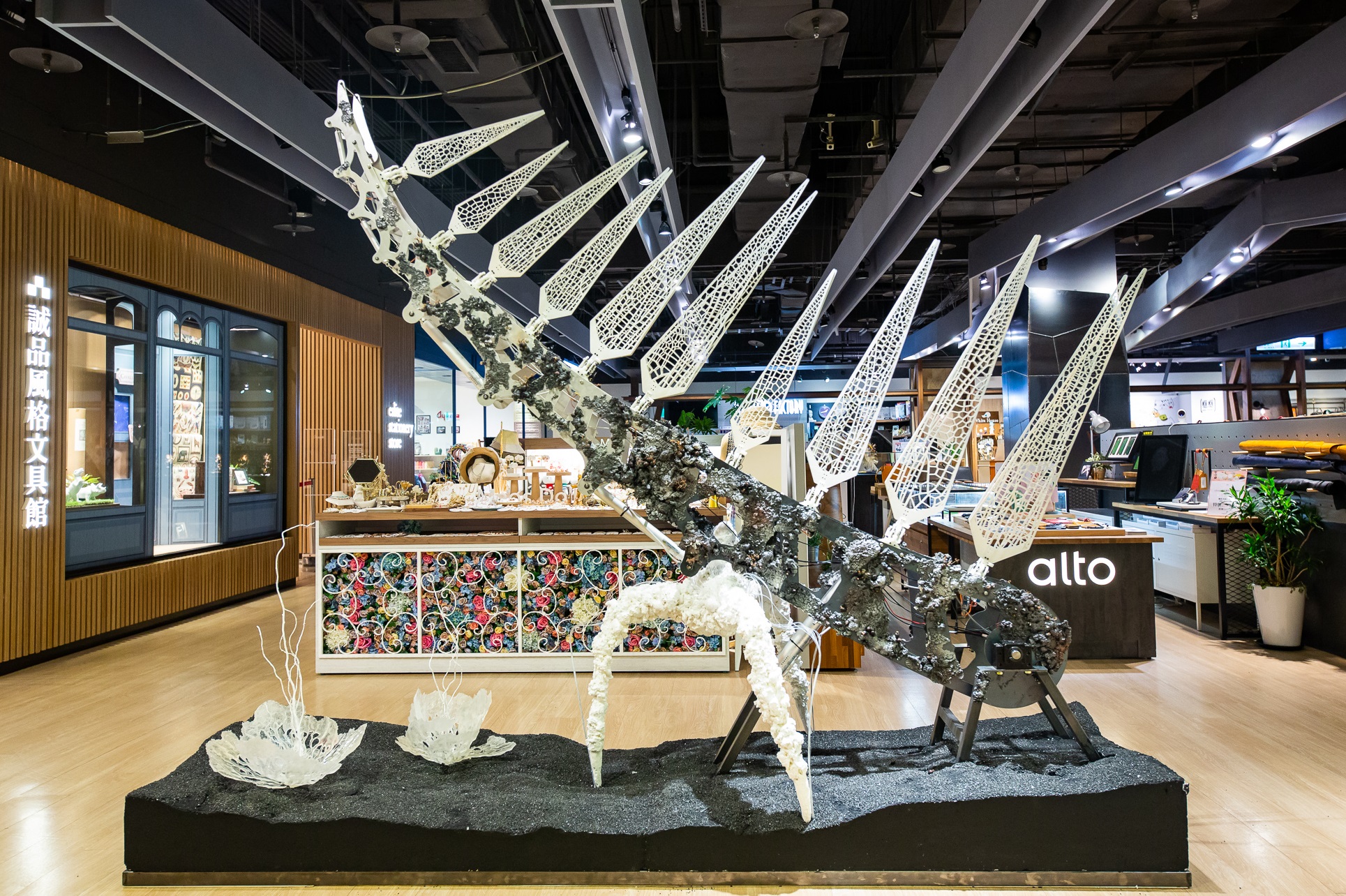 電扶梯彷彿展翅高飛、外牆伸出機械手臂?誠品 30 年來最大藝術計劃攜手豪華朗機工等 9 組藝術團隊讓書店化身美術館